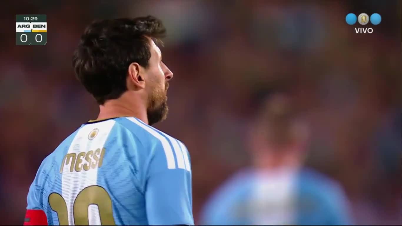 10-cu dəqiqədə oyun Messi üçün dayandırıldı