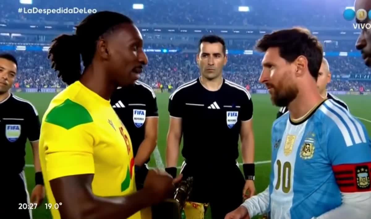 “Neftçi”nin futbolçusu Messiyə hədiyyə verdi