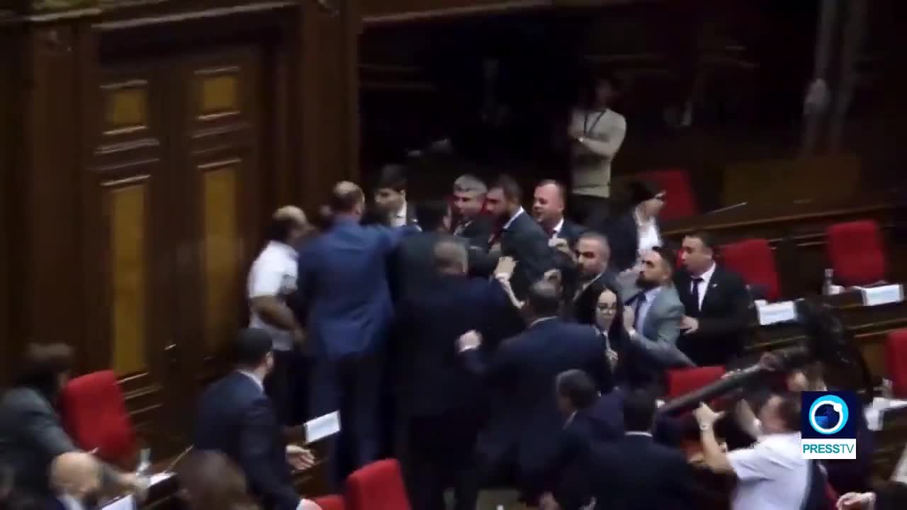 Ermənistan parlamentində yumruqlar işə düşdü
