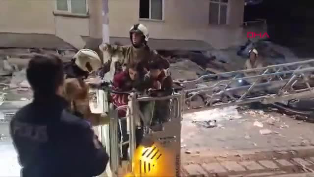 İstanbulda 7 mərtəbəli bina çökdü