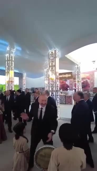 Türkmənistanda Prezidentlə uşaqların səmimi görüntüsü