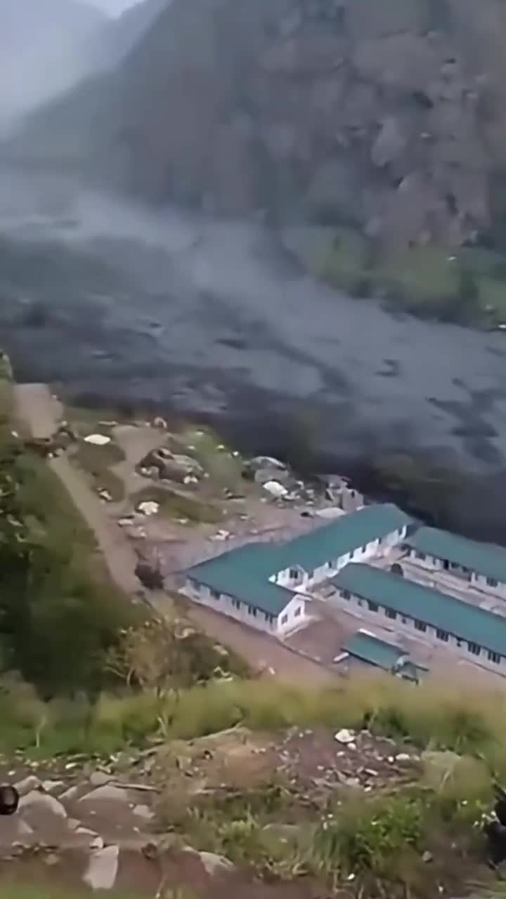 Nepalda çay məcrasından çıxdı, saniyələr içində hər şey məhv oldu