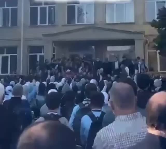 Məktəbin qabağında dini şüarlar səsləndirdilər