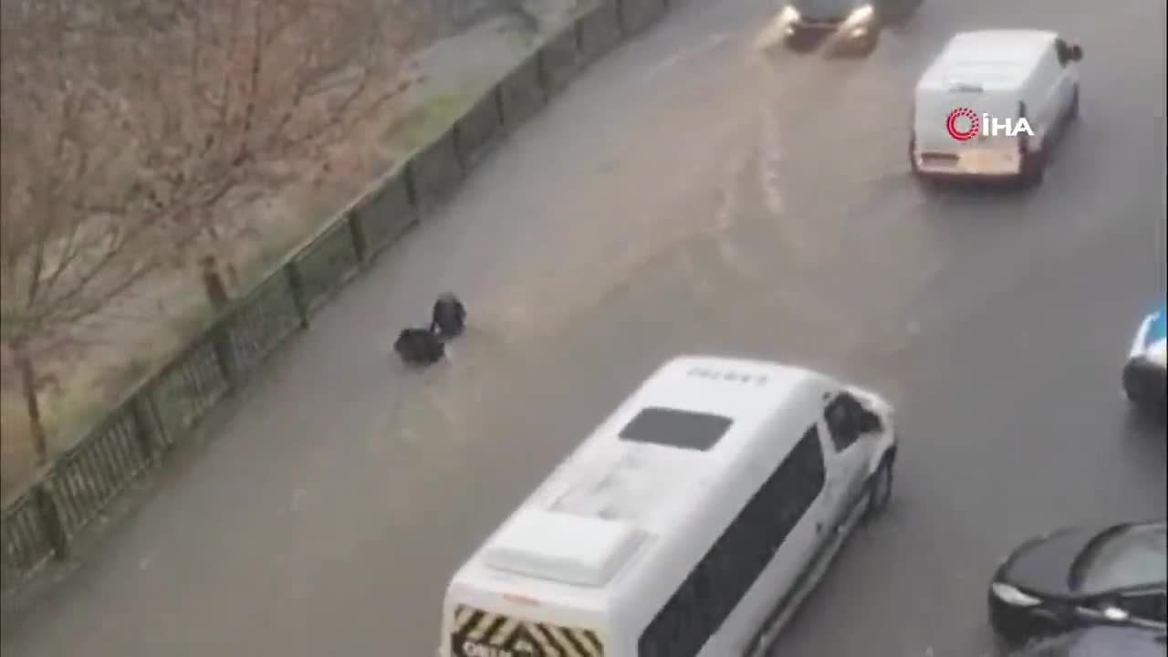 İstanbulda sel qadını apardı