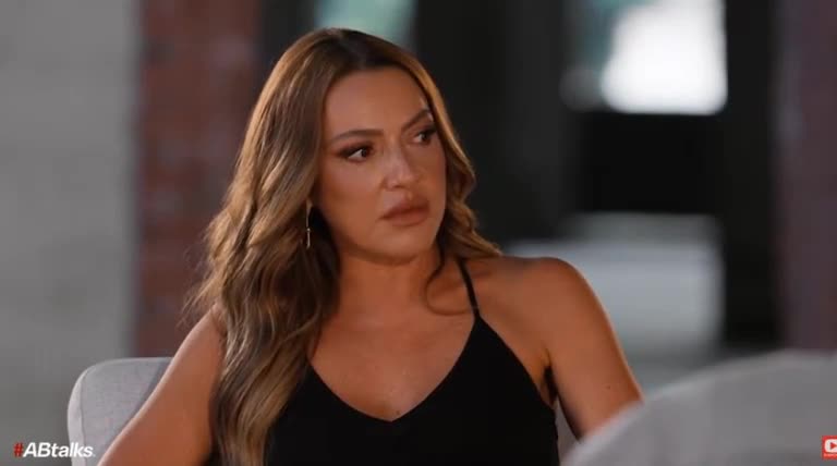 Hadise bacısı ilə bağlı problemindən danışıb, ağladı