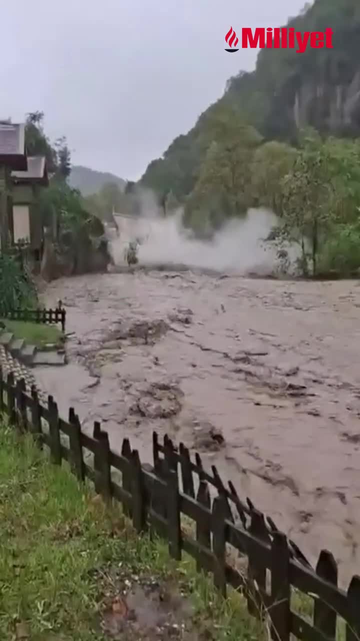 Sel ikimərtəbəli evi uçurdu