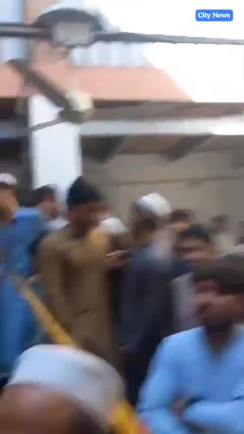 Pakistanda məktəbin damı uçdu - 1