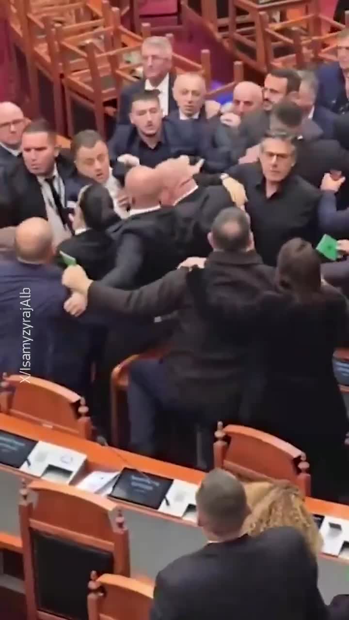 Albaniya parlamentində əlbəyaxa dava