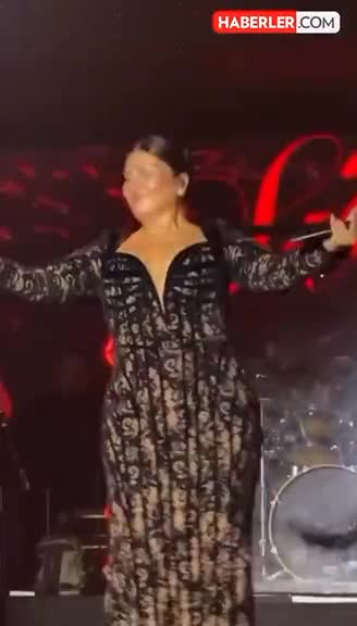 Sevgilisi həbs olunan Sibel Can rəqsi ilə diqqət çəkdi