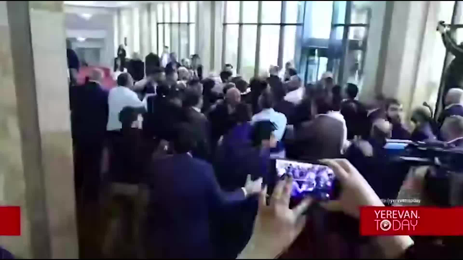 Ermənistanda deputatlar yenə dalaşdı