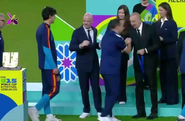 İlham Əliyev mükafatlandırma mərasimində