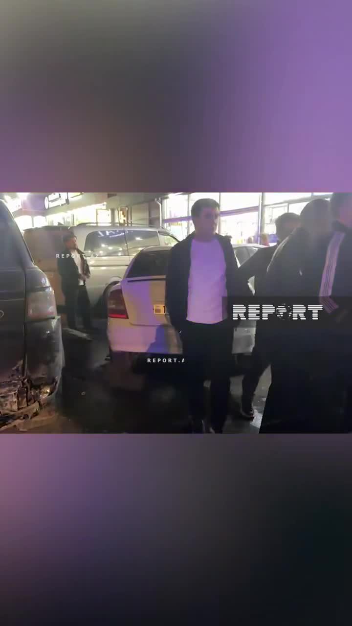 “Opel” park edilmiş 5 maşına çırpıldı