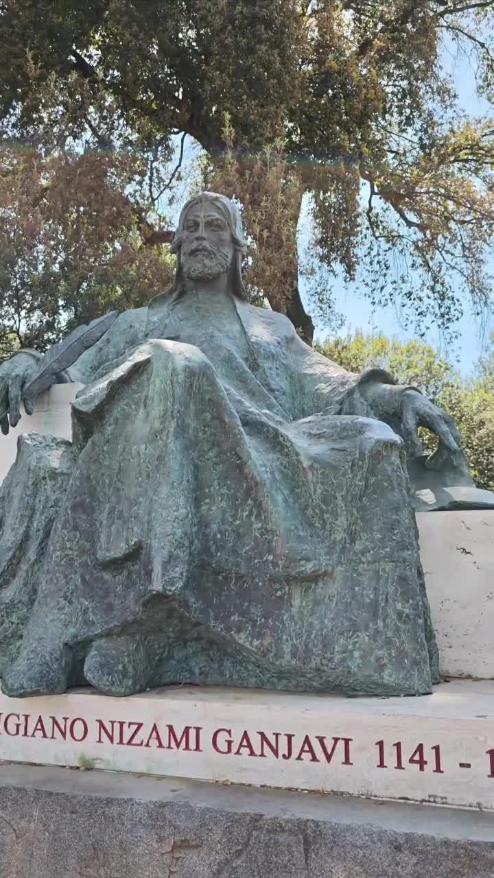 Leyla Əliyeva Romada Nizami Gəncəvinin abidəsi önündə 