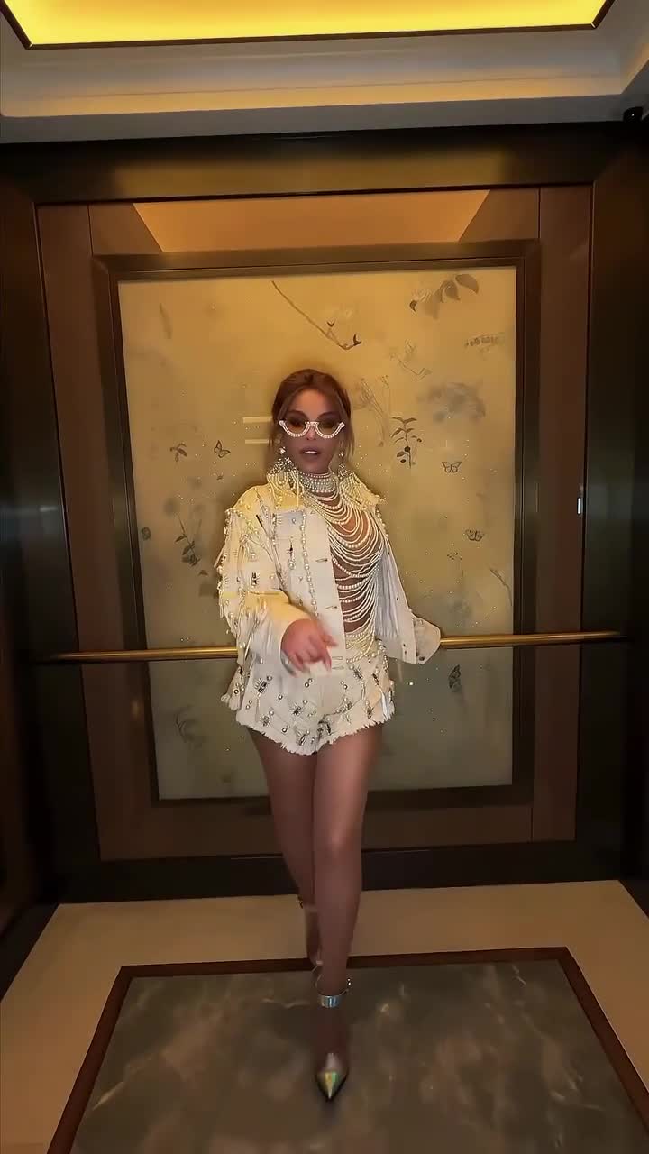  Aygün Kazımova sevənlərinə sürpriz edib