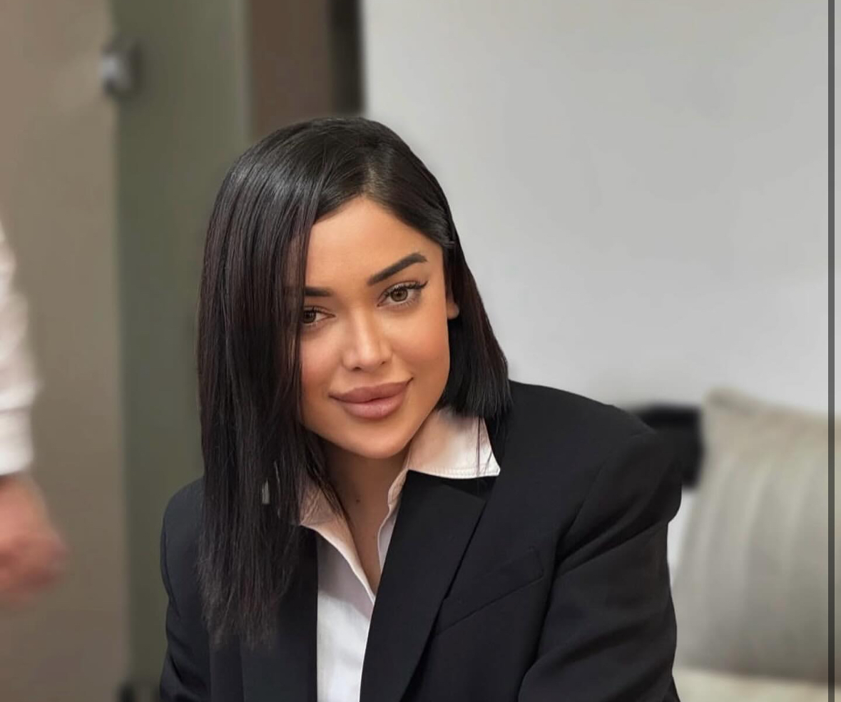 Nigar Fərhad qızına dayə axtarır
