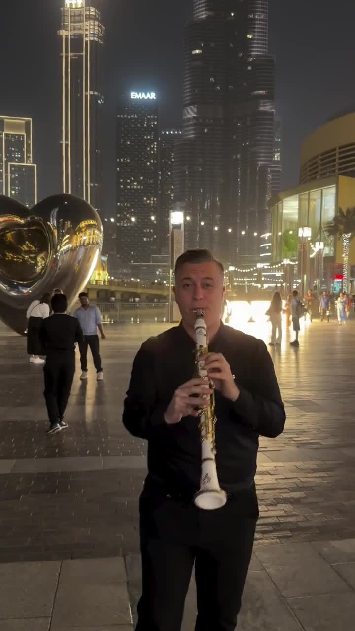 "Bürc Xəlifə"nin qarşısında klarnet ifa etdi - Video
