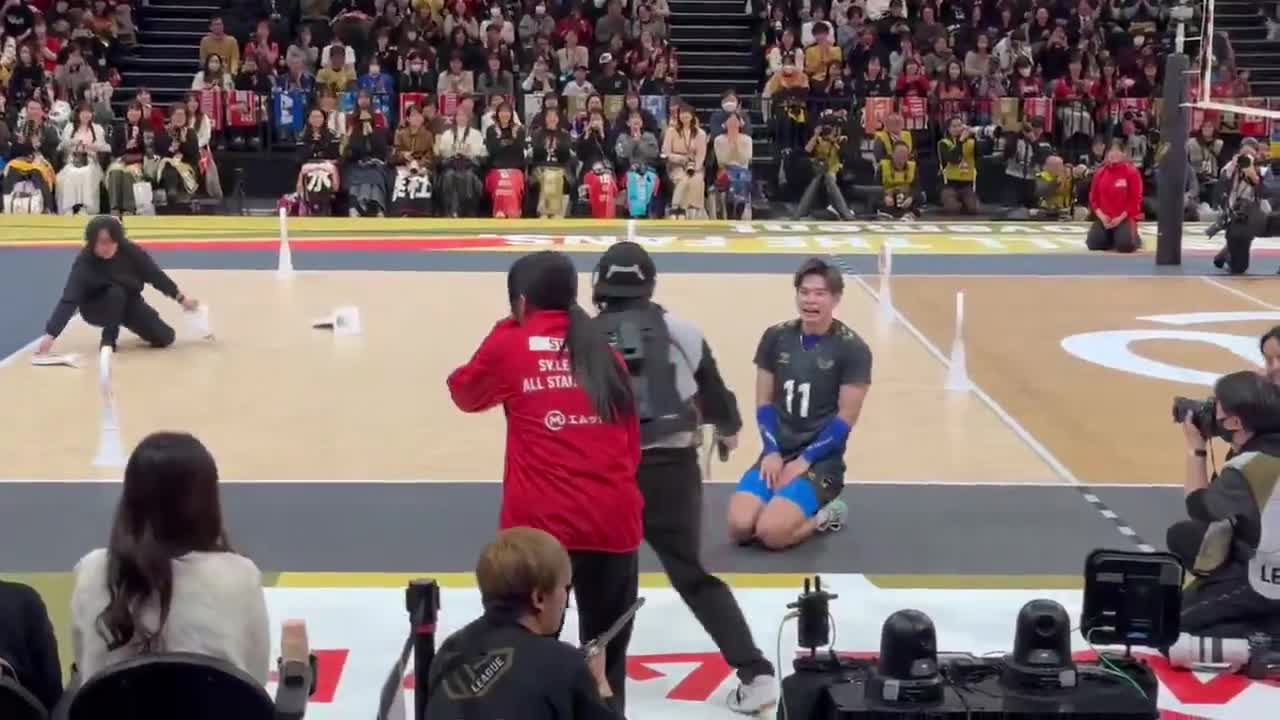 Yarışda trendə çevrilən an: İdmançı yerə sürünərək üzr istədi 