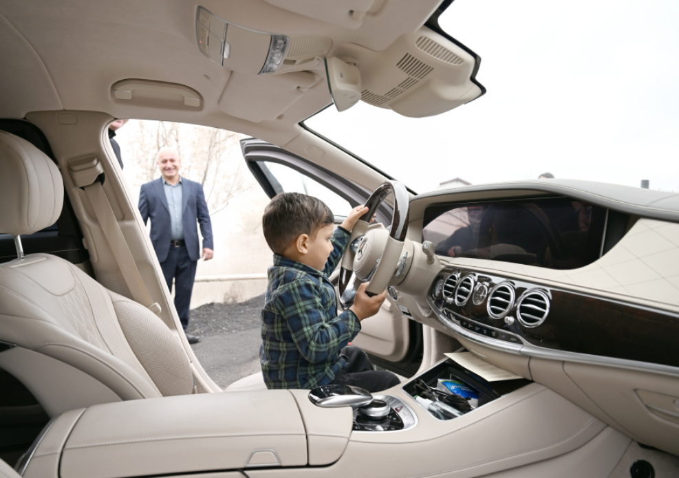 İlham Əliyevin avtomobilində sürpriz sərnişin 