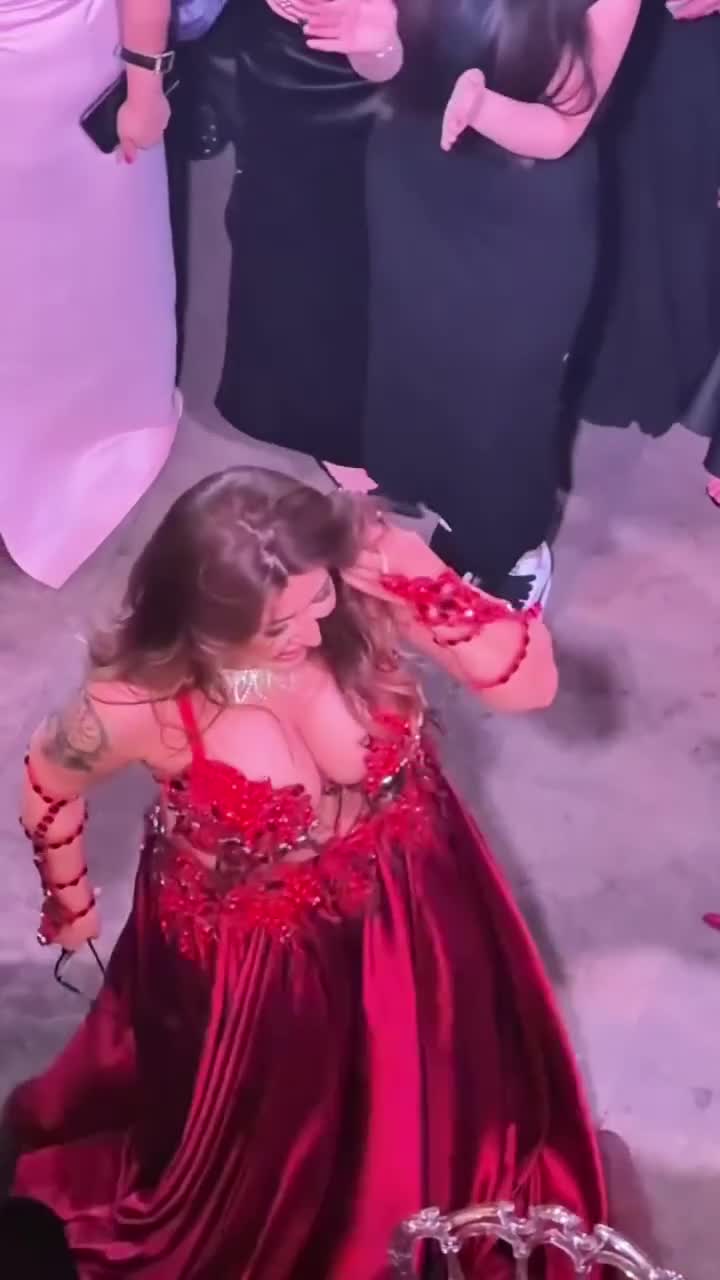 Rəqqasə açıq-saçıq libasda ağbirçək xanımın önündə oriental 