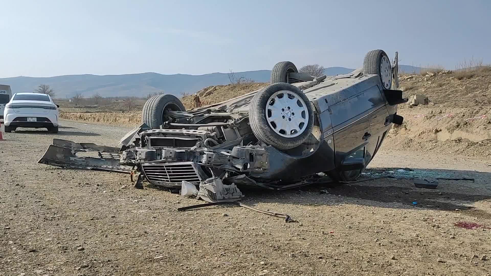 Xankəndi-Ağdam yolunda maşın aşıb, yaralılar var