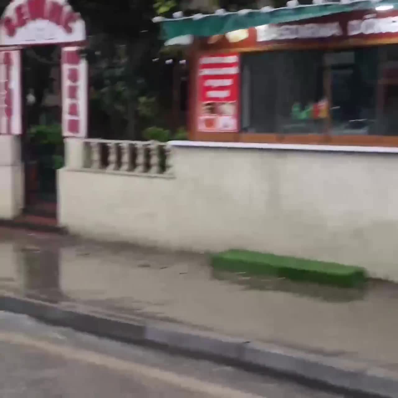 "Neftçilər" stansiyasının yaxınlığını su basdı