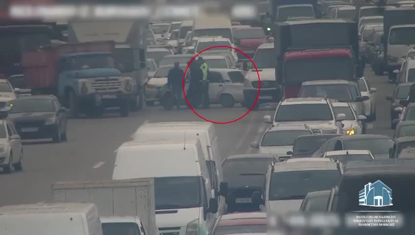Məşhur prospektdə qəza tıxac yaratdı