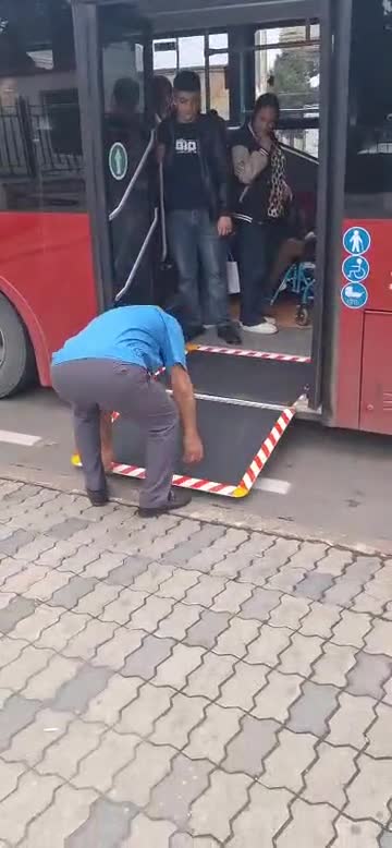 Avtobus sürücüsünün gözəl hərəkəti 