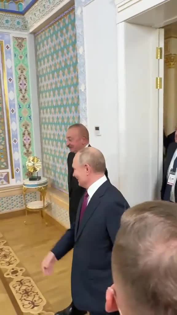 Putin Əliyevlə görüşüb 