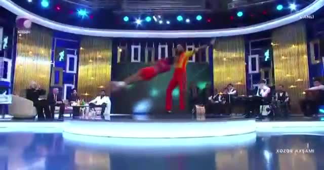 Mətanət efirdə qonağı qucağına aldı