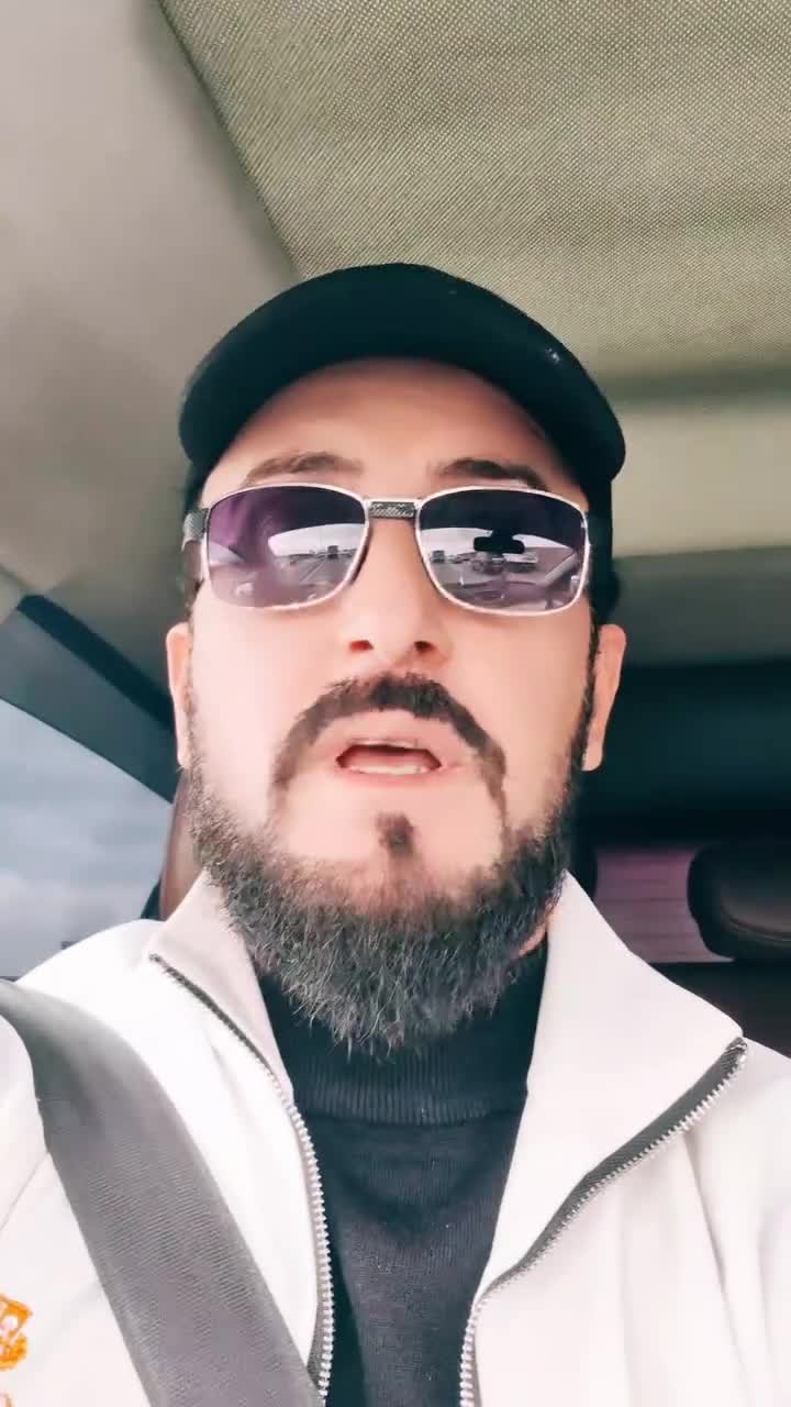 Tanınmış bloger övladının dərs yükünə görə arvadından boşanır