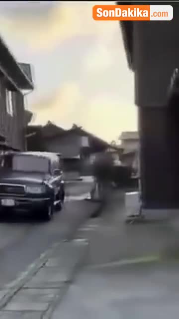 Yaponiyada baş verən güclü zəlzələnin anbaan görüntüləri