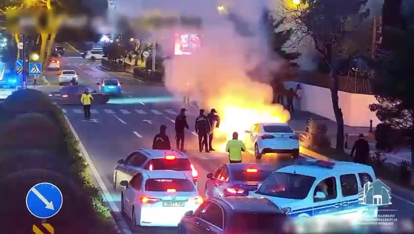 Polislər yanan maşını söndürdü