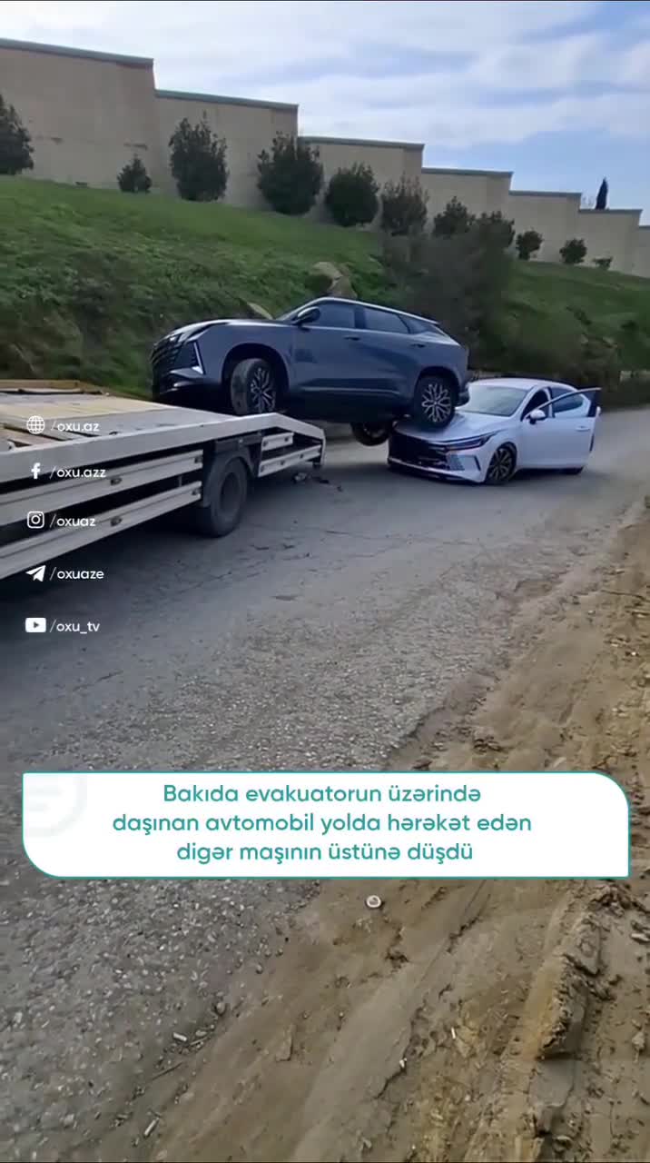 Evakuatorun üzərindəki avtomobil maşının üstünə düşdü