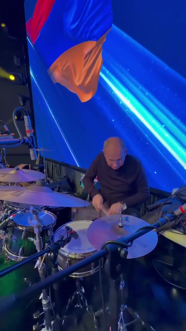 Paşinyan şeir yazdı, baraban çaldı