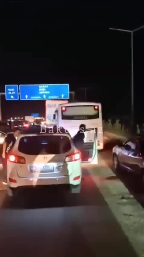 Bakı-Ələt yolunda KamAZ aşdı, uzun tıxac yarandı