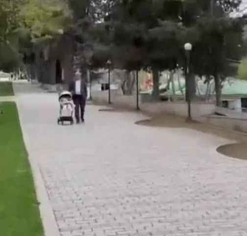 Xankəndidə baba ilə nəvənin gəzintisi 