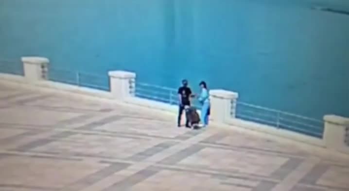Bulvarda qıza qarşı iyrənc cinayətin görüntüləri yayıldı - Video