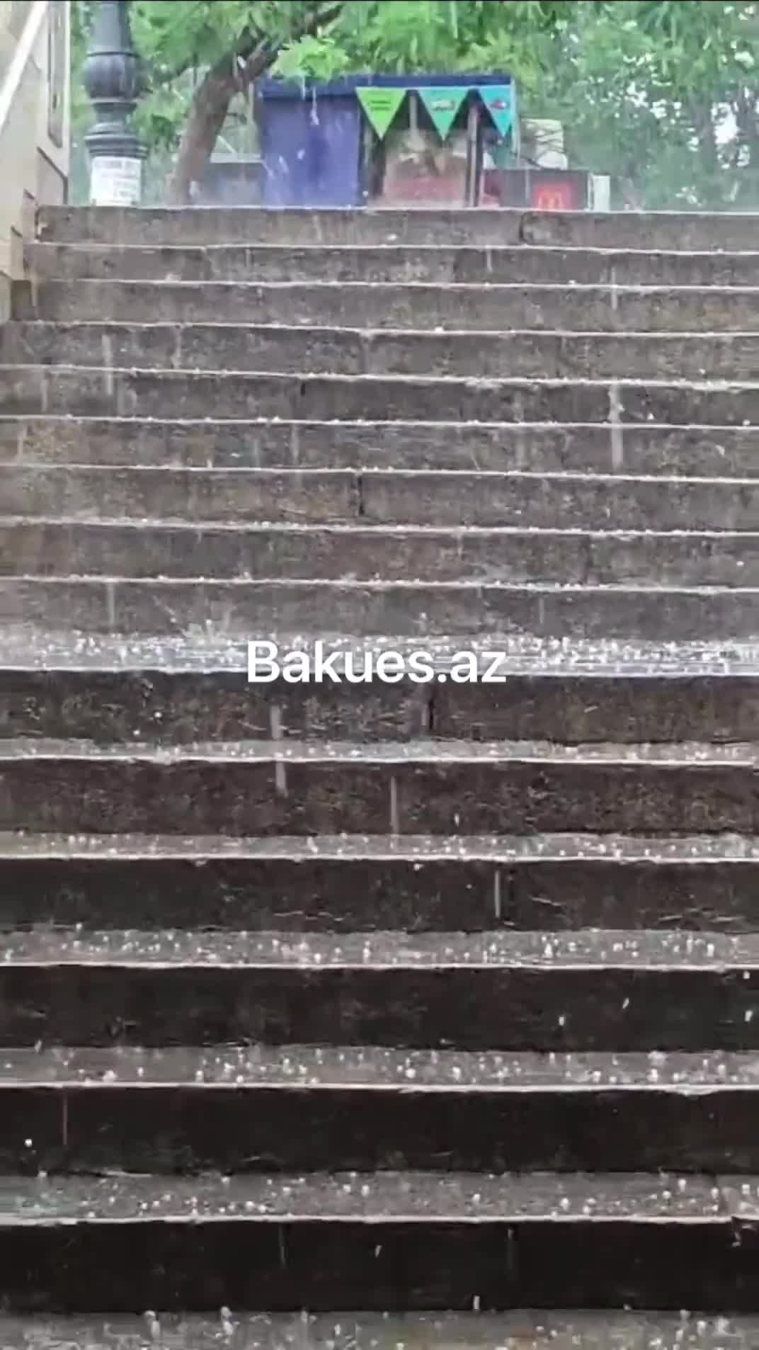 Güclü dolu səbəbindən insanlar metrodan çölə çıxa bilmir