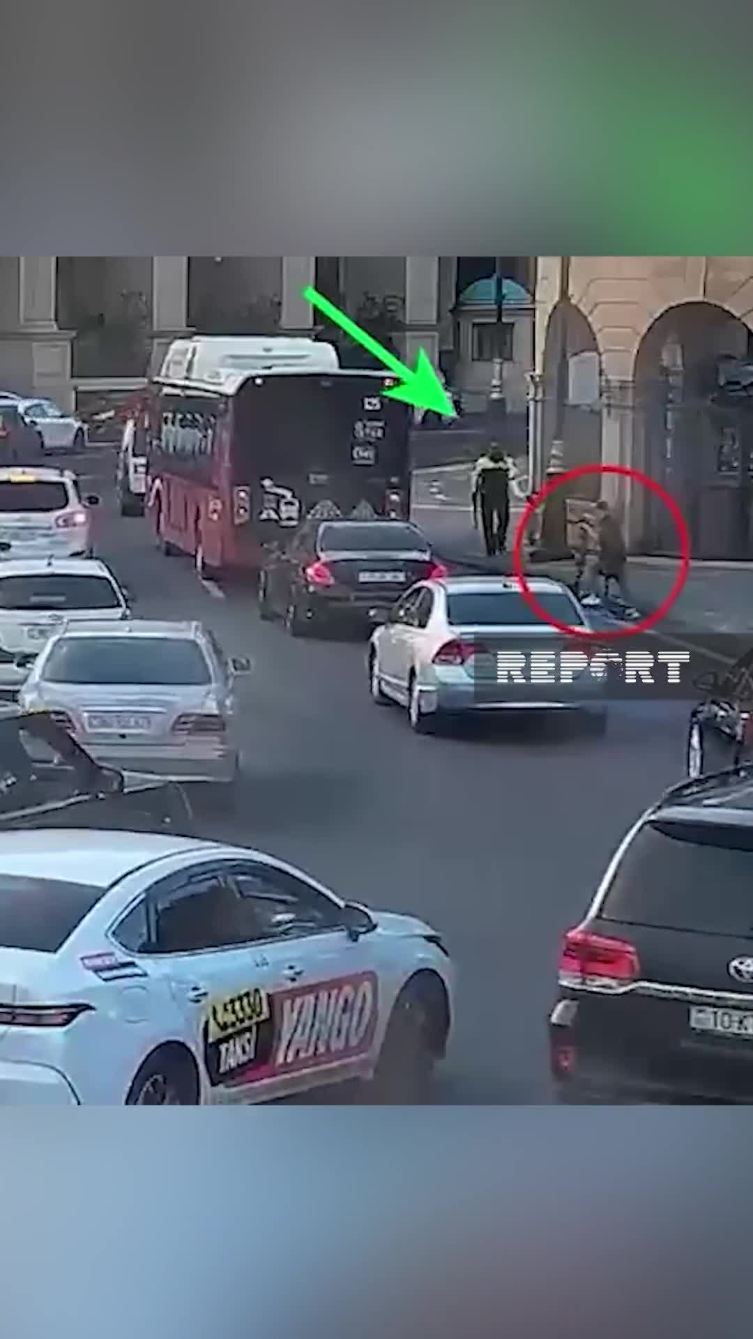 Yol polisi skuter sürən uşağı xilas etdi 