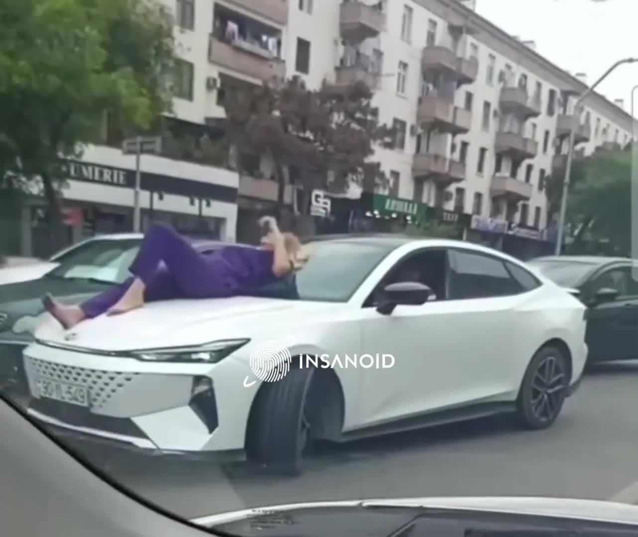 Piyada maşının üzərində uzandı