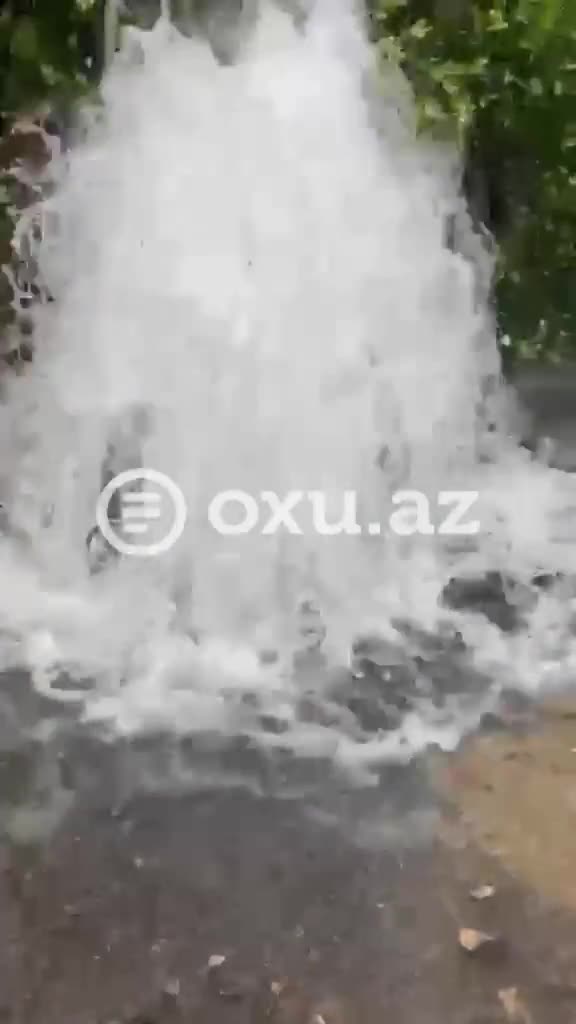 Bakıda boru partladı, küçəni su basdı 