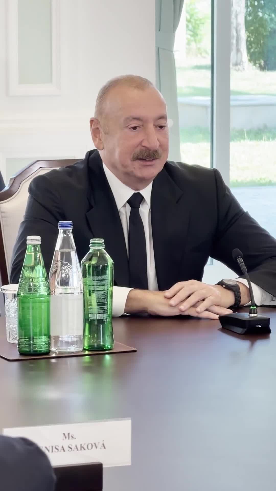 Prezidentlər bir-birinə hədiyyələr təqdim ediblər
