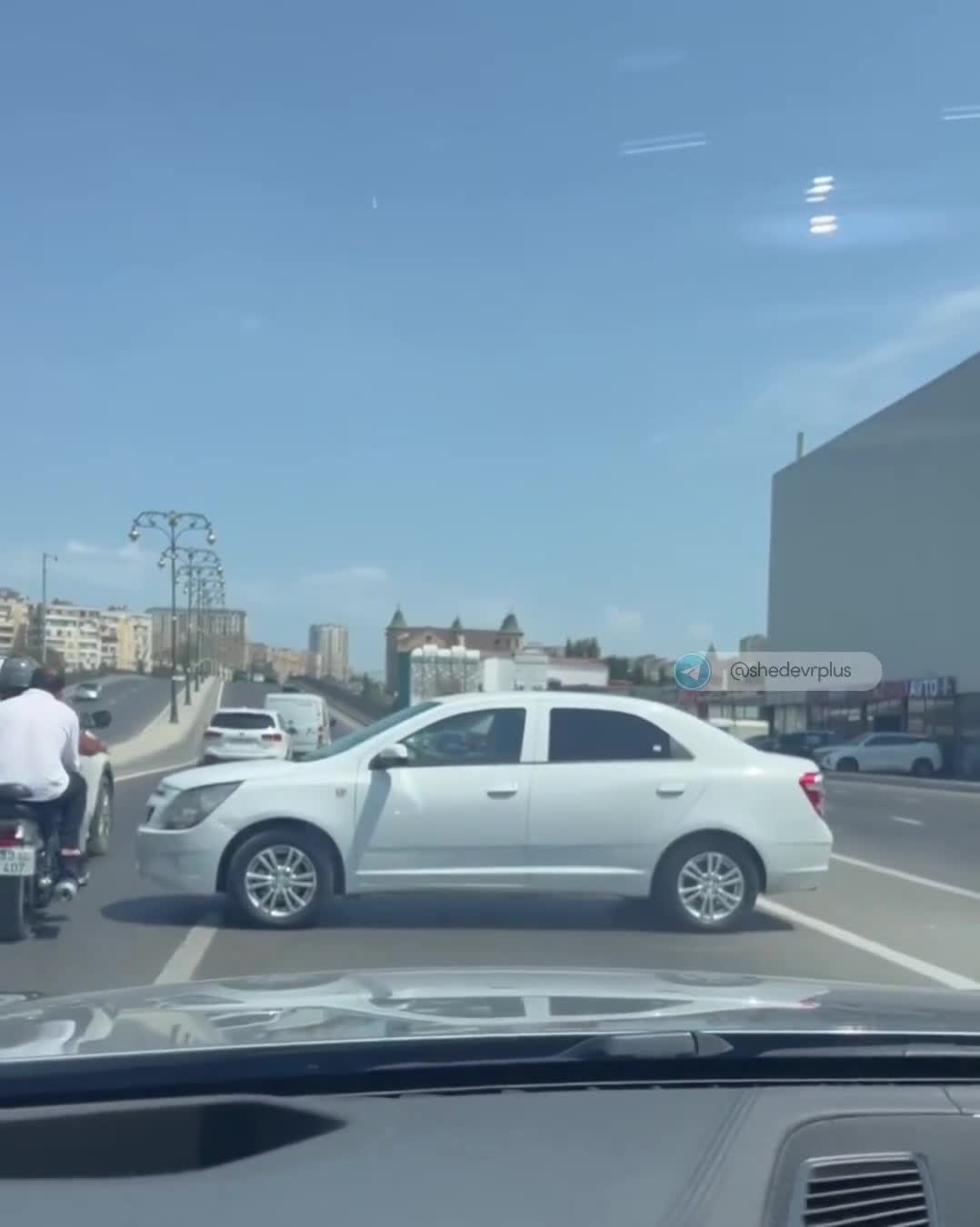 Bakıda sürücü avtomobili yolun ortasında saxladı 