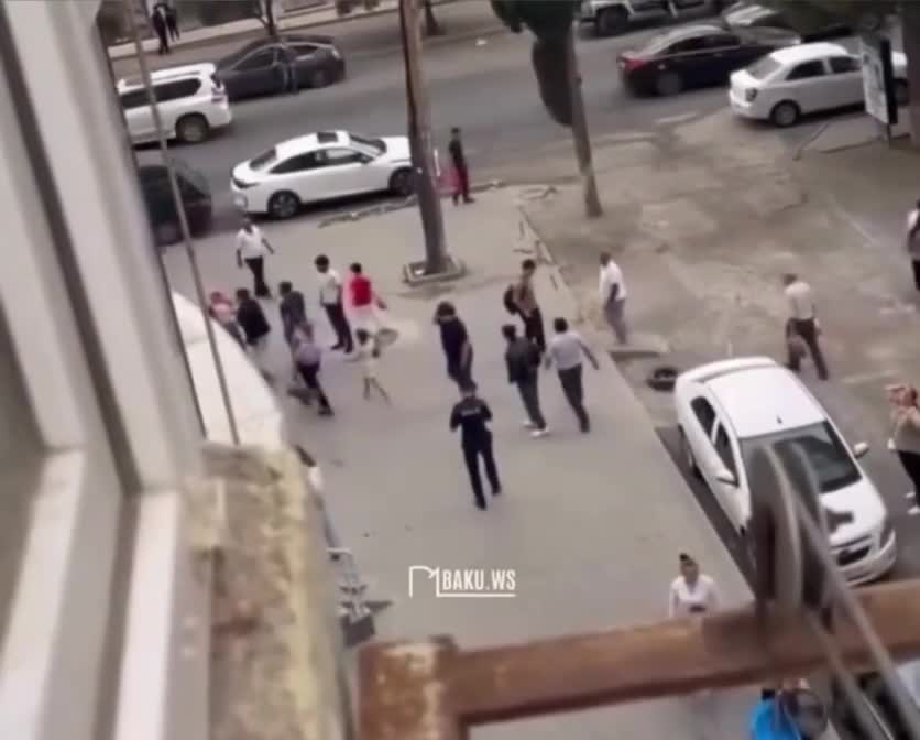 Binanın eyvanından şüşə qopdu, qadının başına düşdü