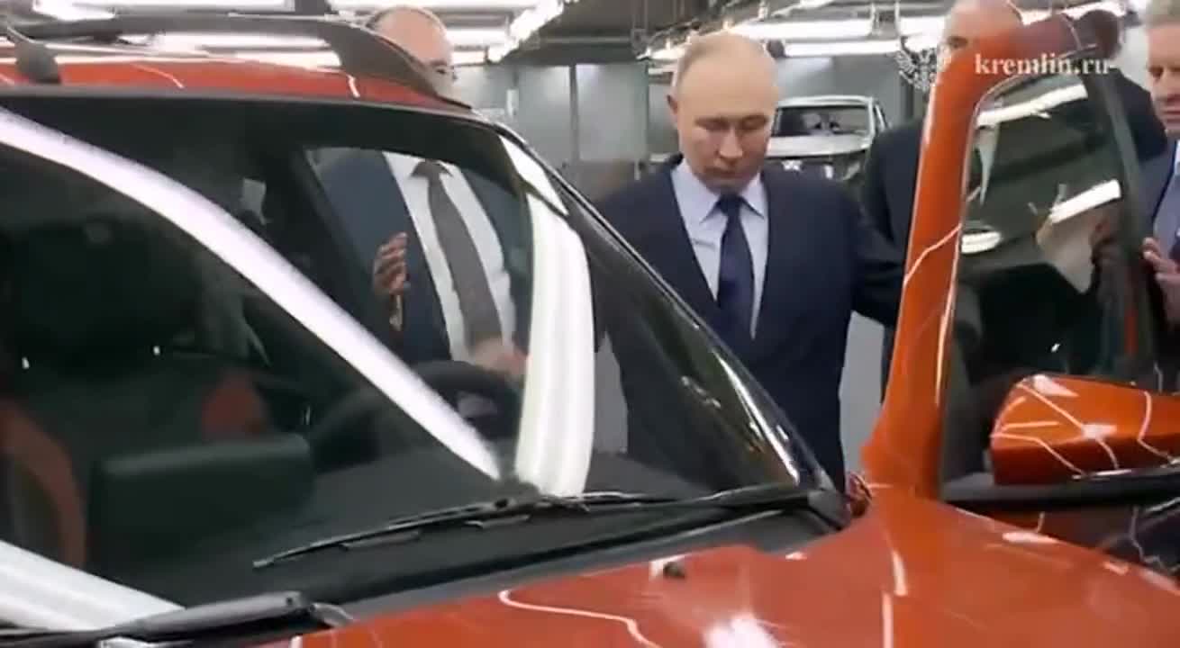  Путину показали новую Lada