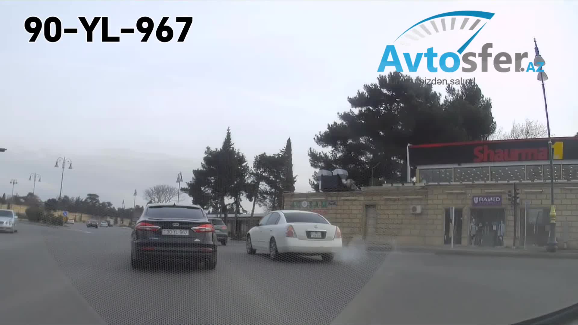 Bu sürücü zolaqla hərəkət edə bilmir; qəza şəraiti yaradır