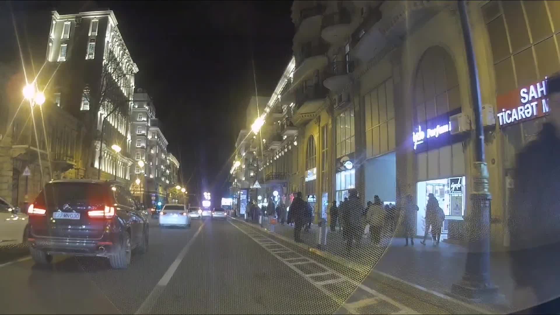 Meydan boyda səkini qoyub yolun ortasında adam gözləyir 