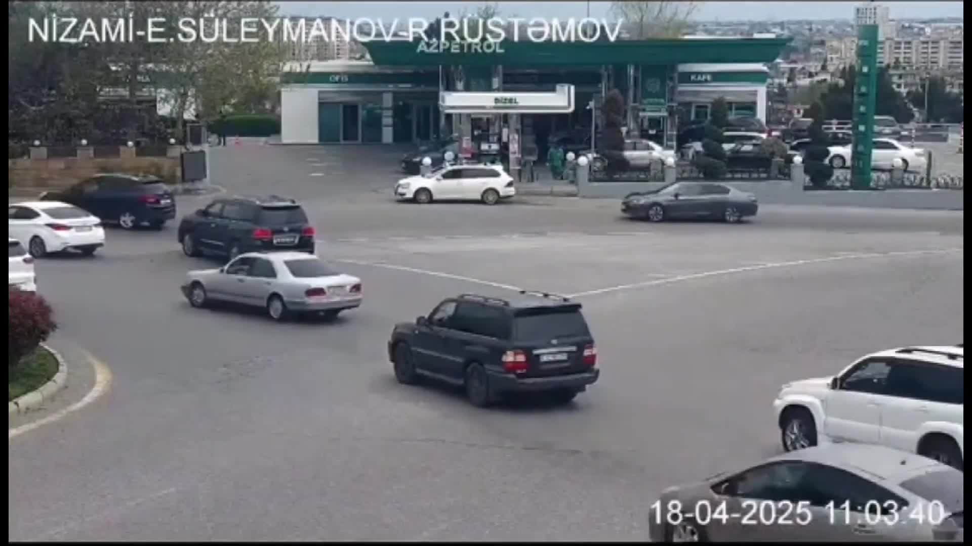 Bu küçədə xəttin üzərinə çıxanlara cərimə yazılır