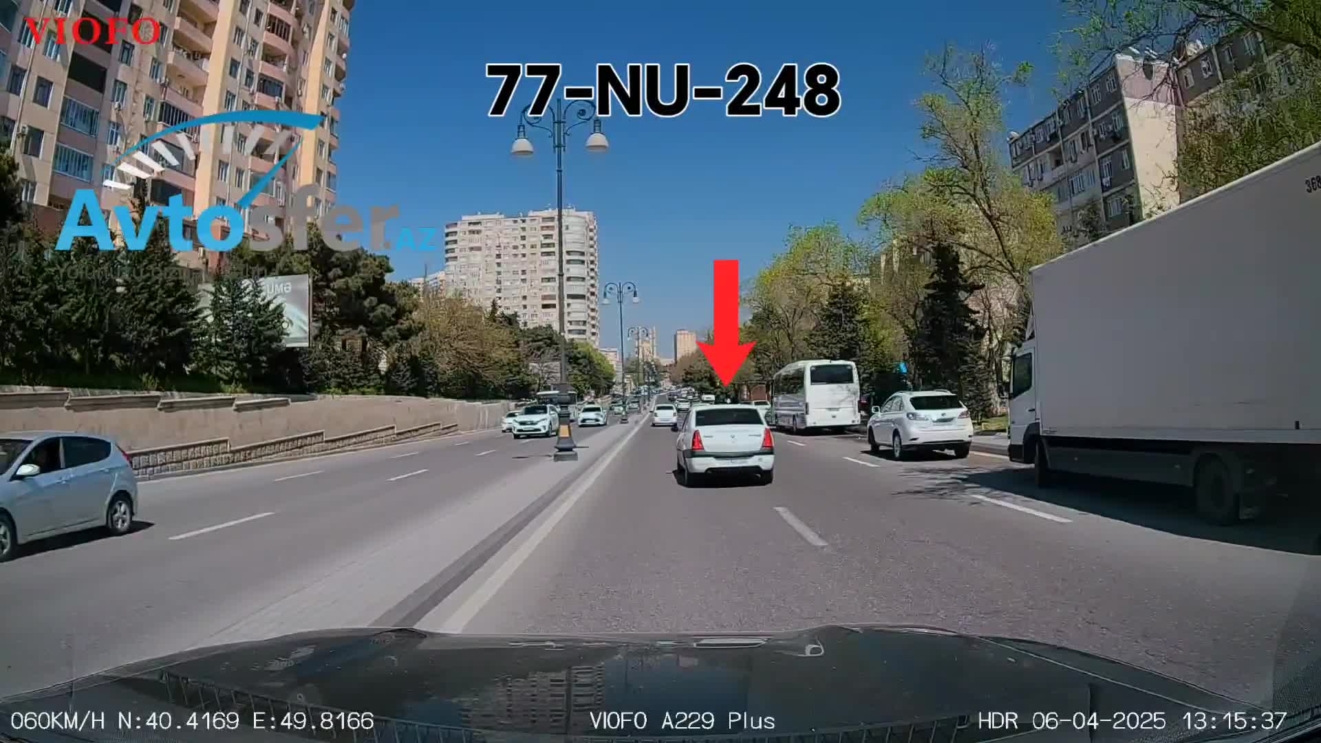 Asta sürətlə iki zolağın arası ilə hərəkət edən sürücü