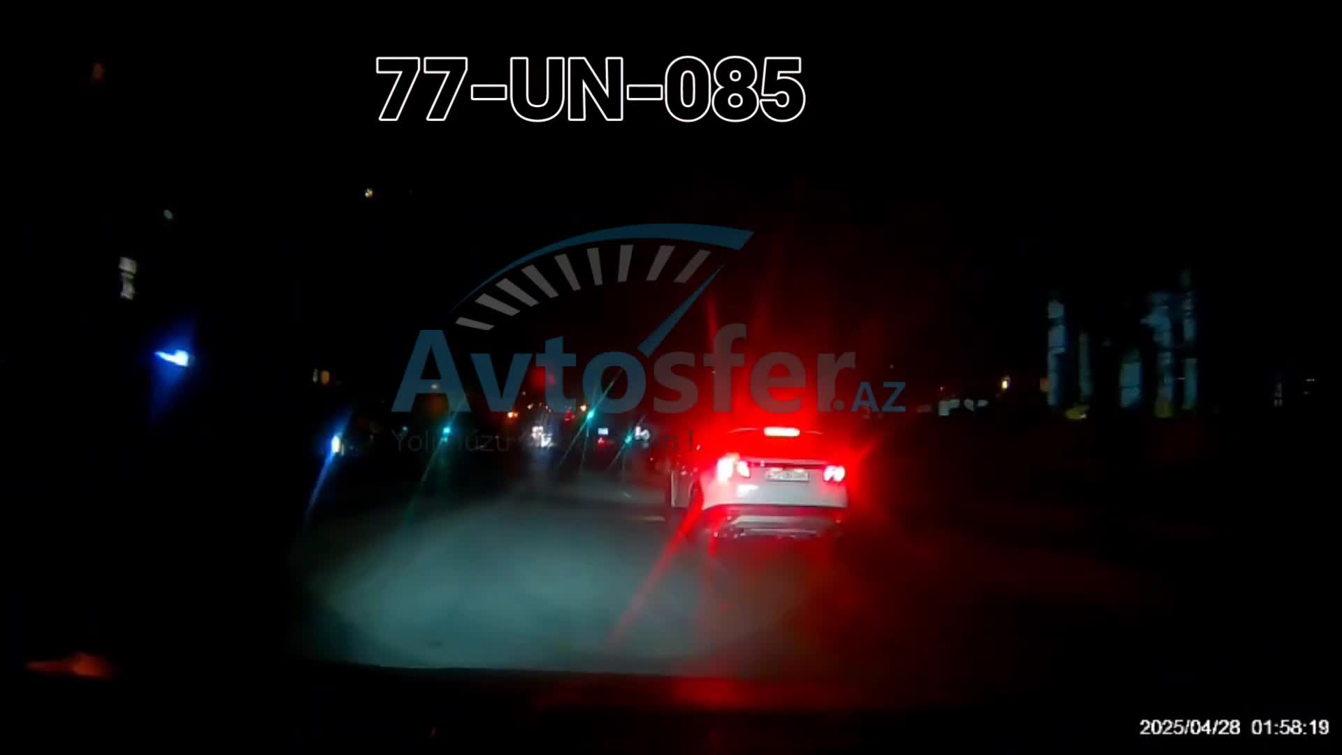 Sürücü maşındakı zibillərin hamısını yola atdı